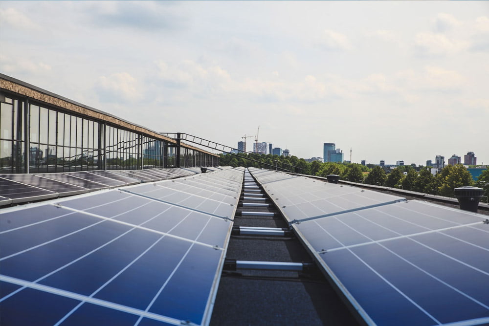 Înțelegerea sistemelor fotovoltaice: Panouri, invertoare și baterii